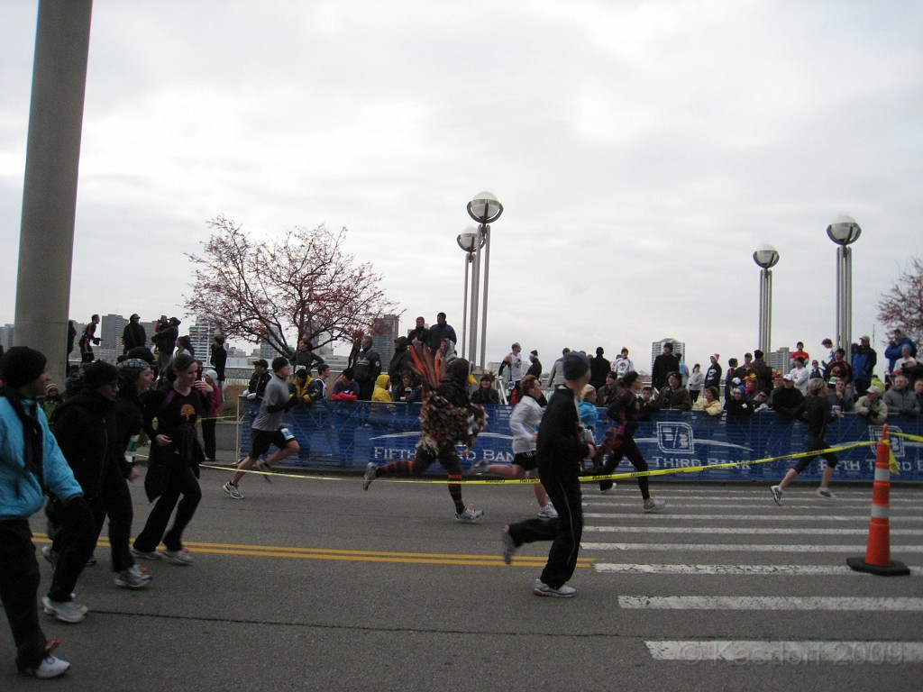 Detroit Turkey Trot 10K 2009 048.jpg - The 2009 Detroit Turkey trot 10K was run on November 29, 2009. A chilly and blustery day. Lots of costumes and racers though, 12400 strong!